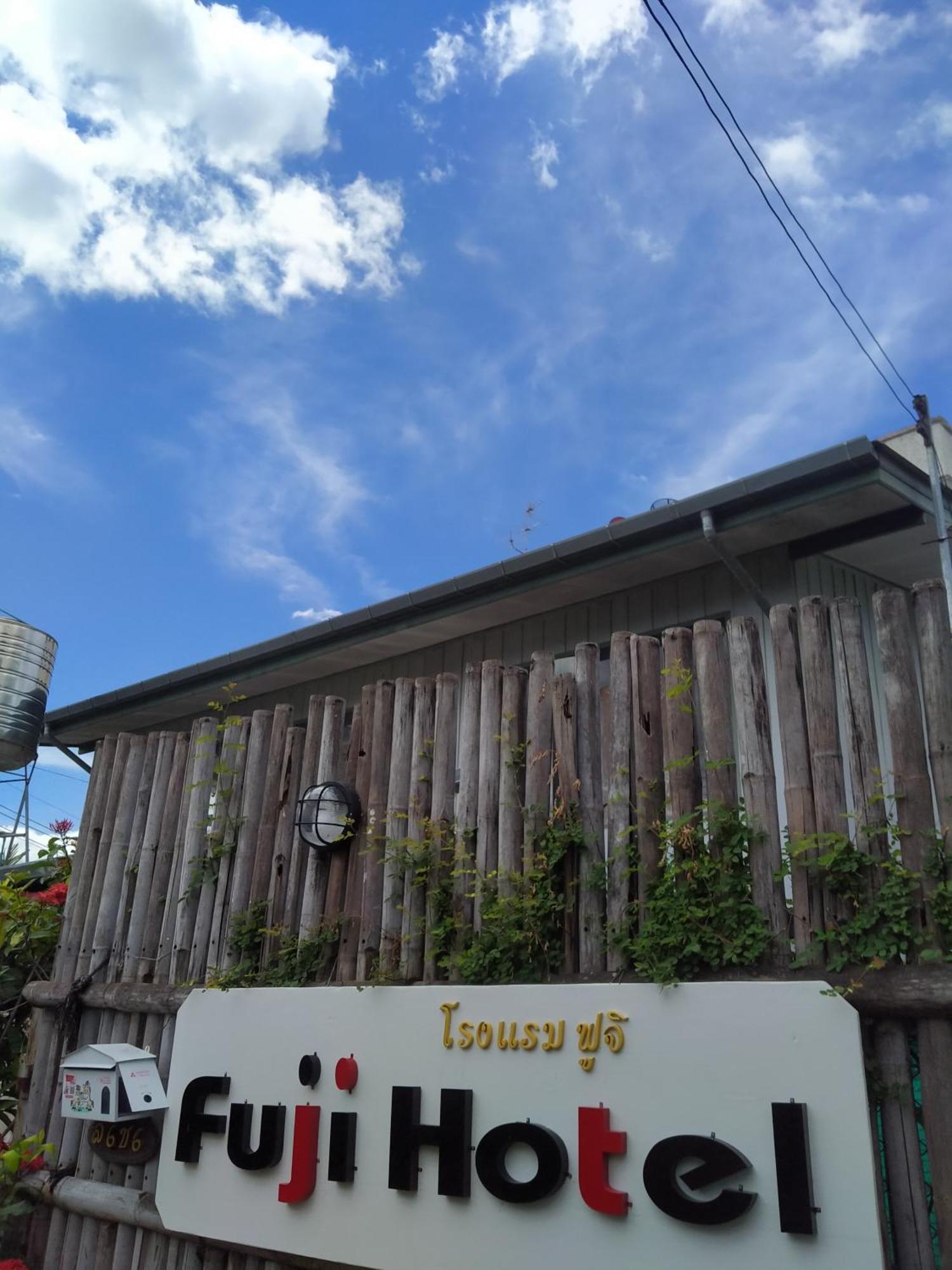 Ostello Sakura House Chiang Mai Esterno foto