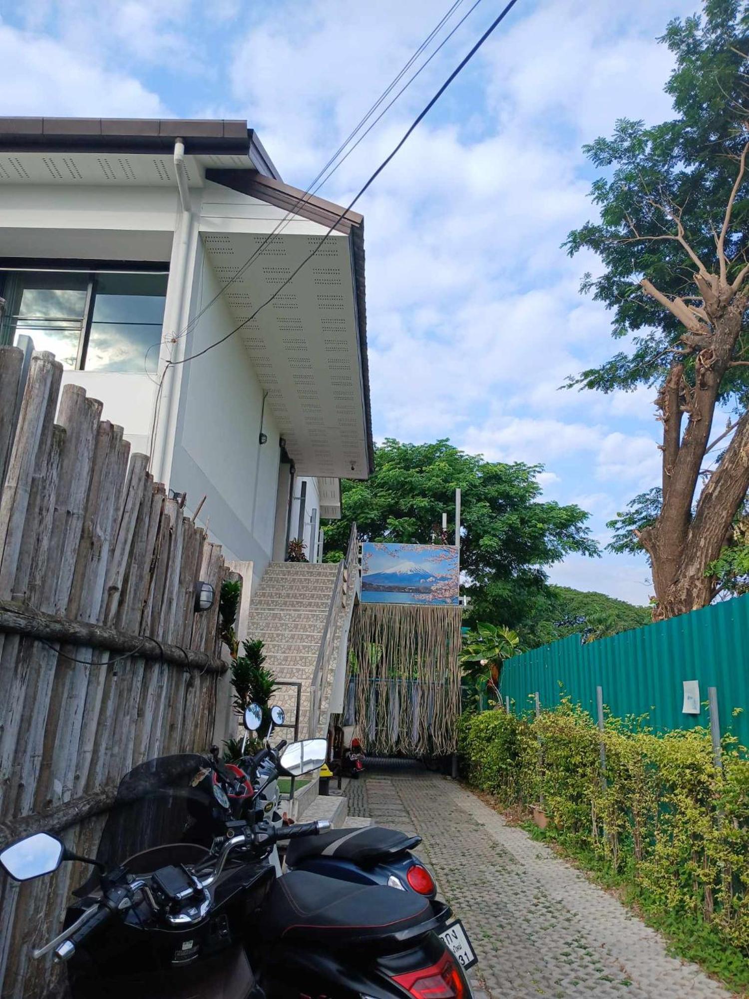 Ostello Sakura House Chiang Mai Esterno foto